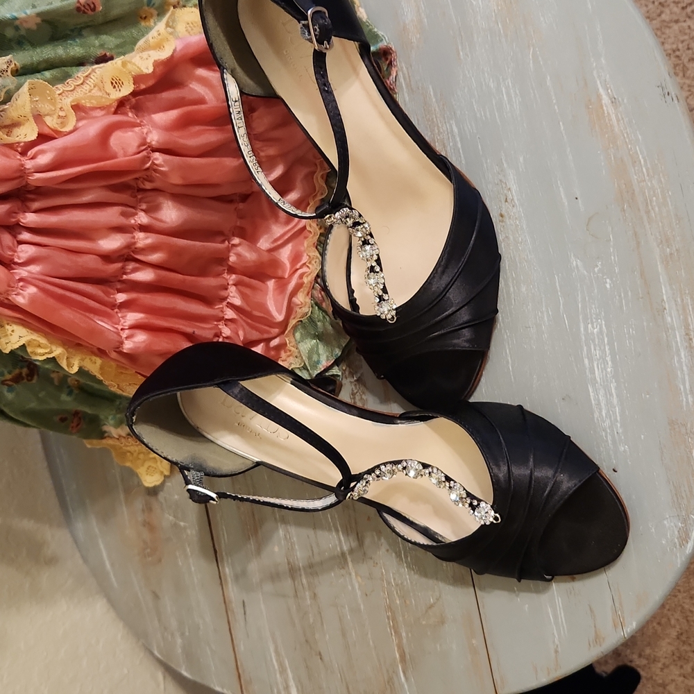 SHOES - Picture 3 of 4